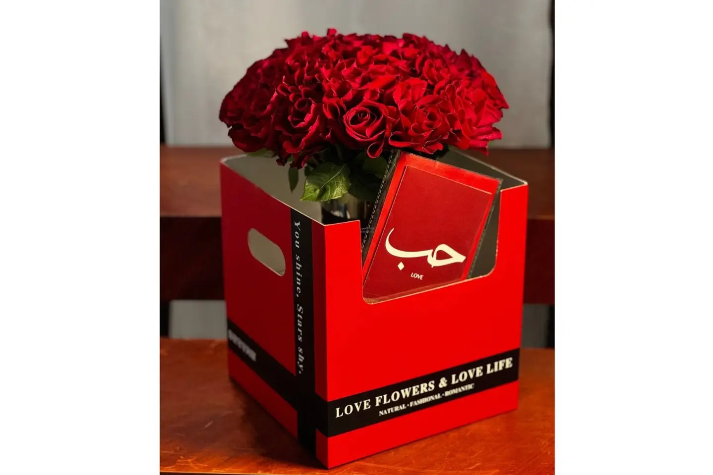 فازا ورد احمر مع كرت احمر