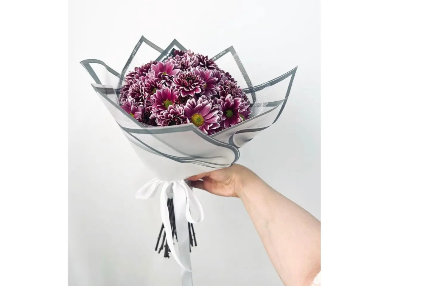 باقة ورد كريز مع تغليف أبيض مع أسودِ