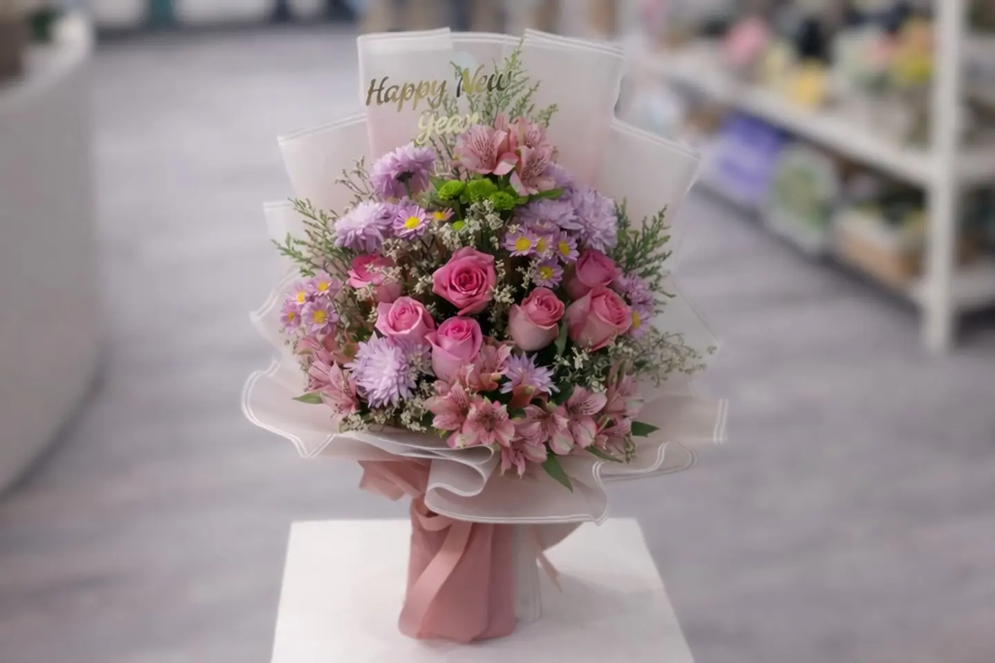 باقة ورد مع عبارة هابي نيو يير