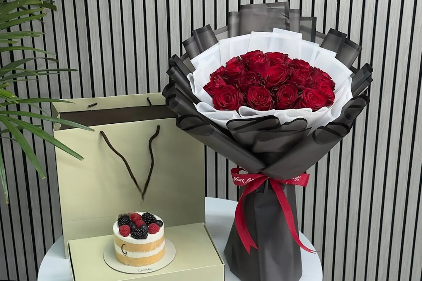 باقه ورد احمر مع كيك رقم الطلب ٤٨٤
