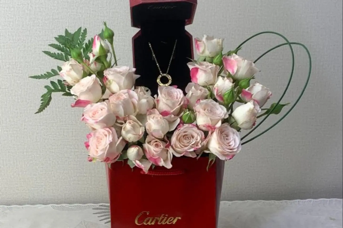 سلسلة كارتير مع تنسيق من الزهور ئ