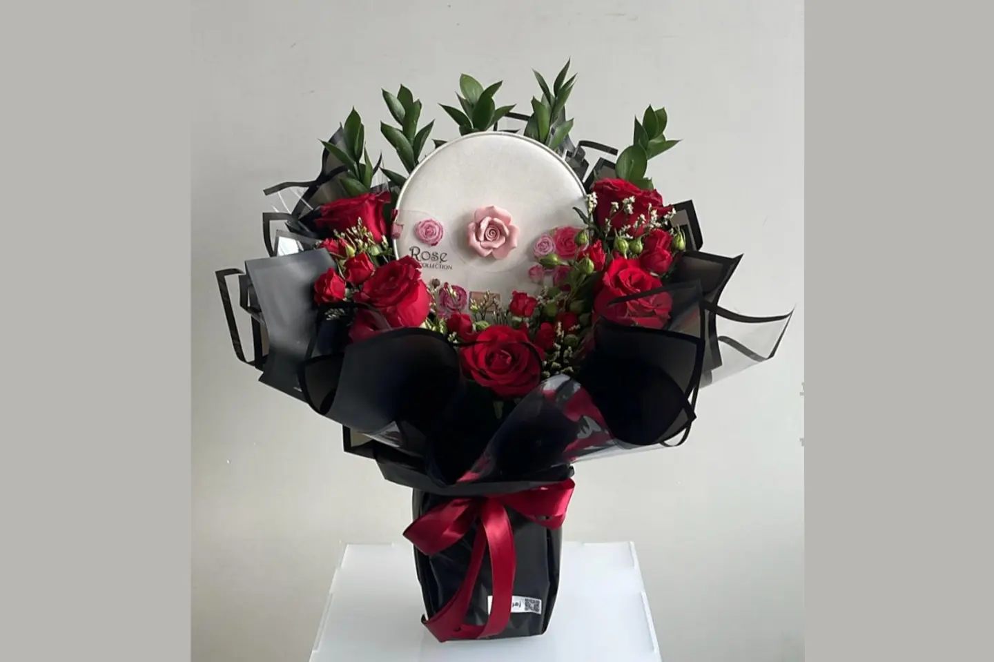 بوكية جوري أحمر مع قاعدة وشوكلت بستاني الورد