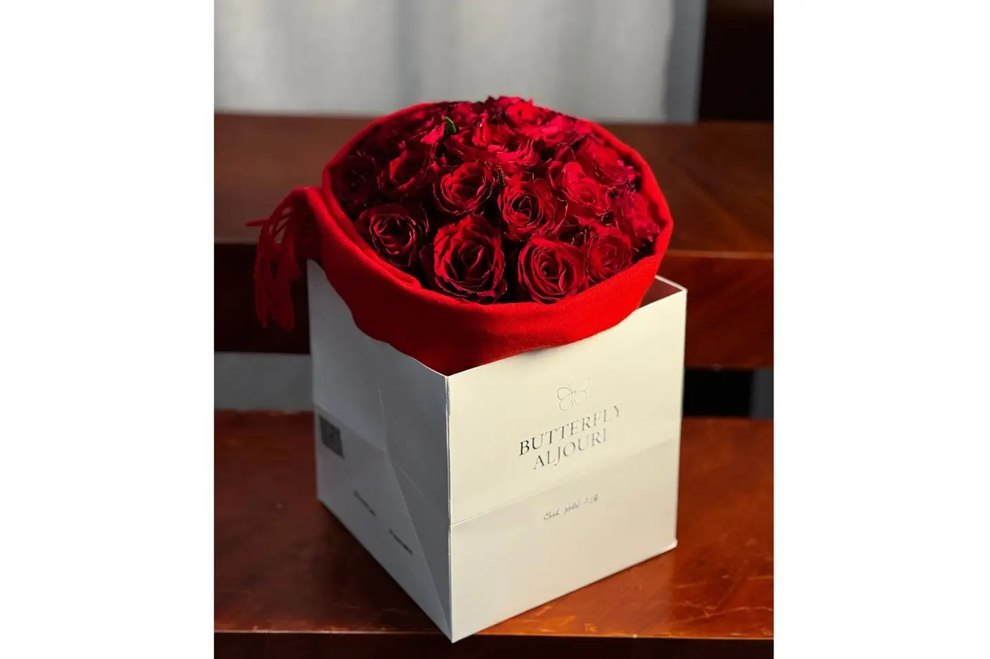 شال احمر مع ورد