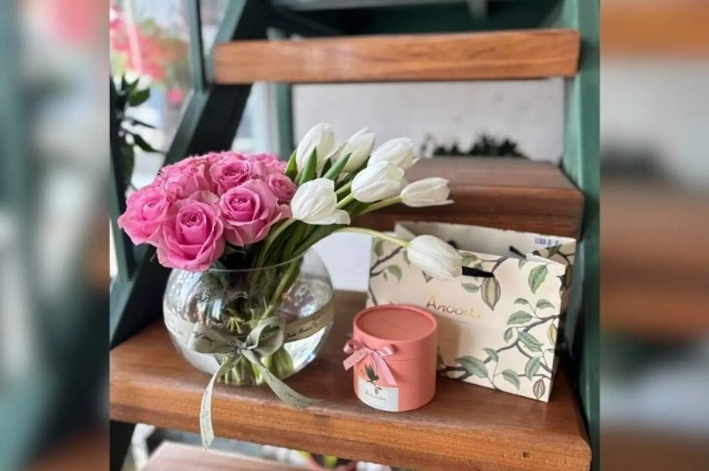 فازة ورد مميزة مكس جوري وتوليب مع شكولاته ٢