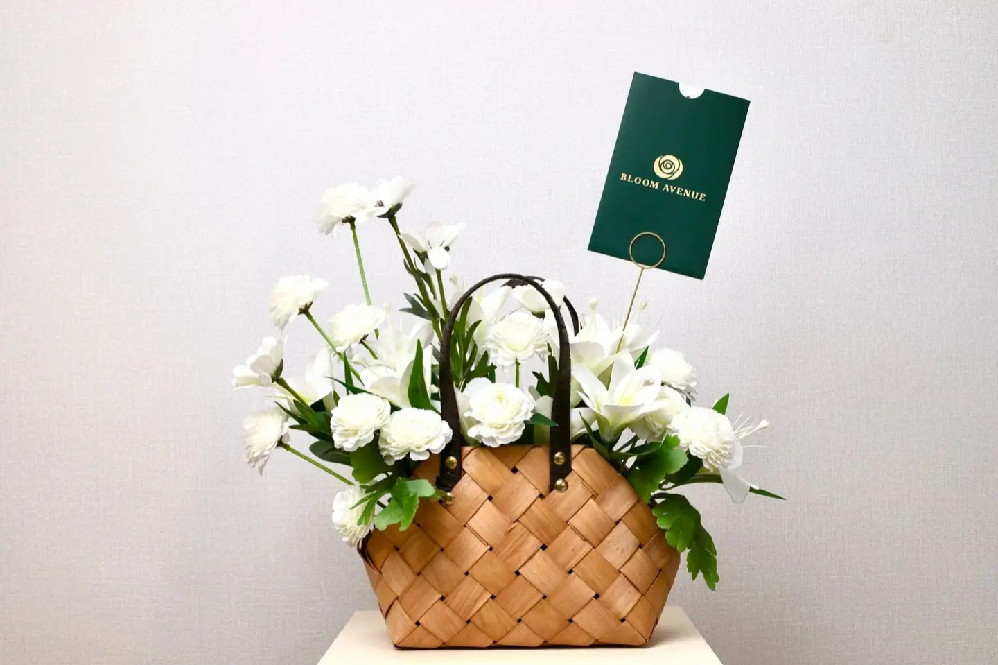 سله مع ورد ابيض