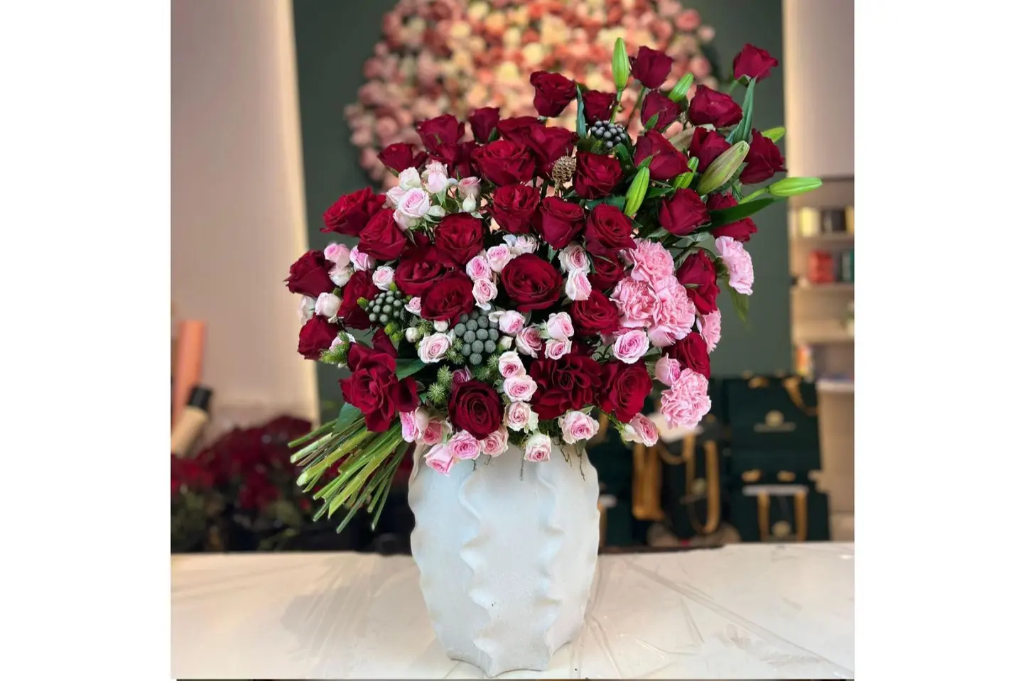 فازه هرمز مع الورد الاحمر الطبيعي