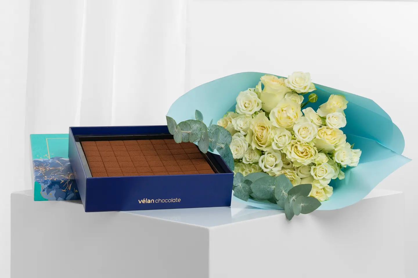 بوكيه ورد روزيتا كلاسيك مع شوكولاتة – فلاورد فاخر