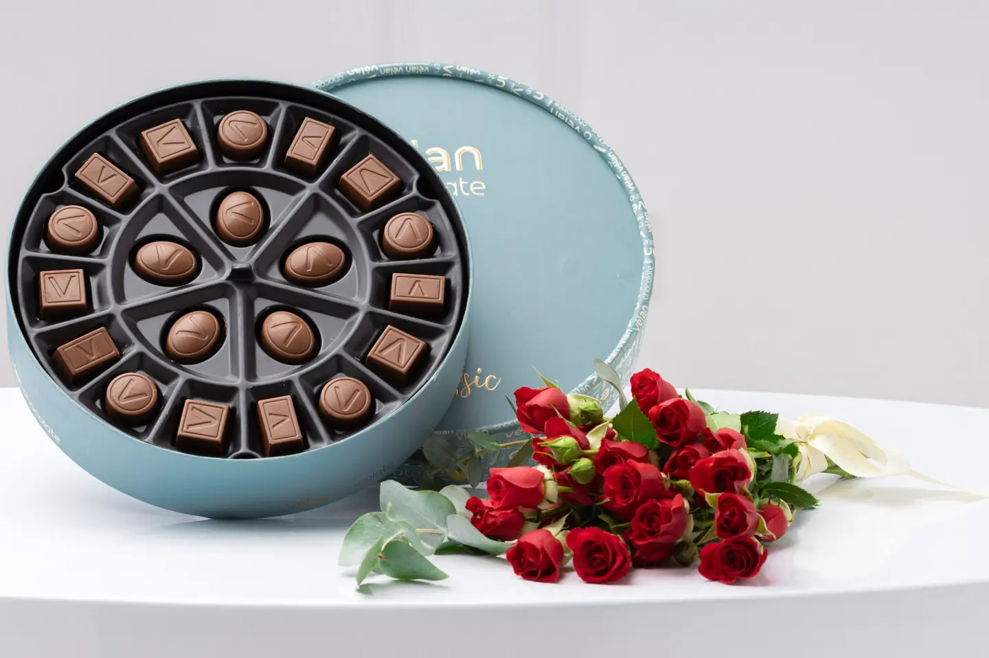 بوكيه ورد كلاسيك مع البيبي جوري – شوكولاتة كلاسيك من فيلان