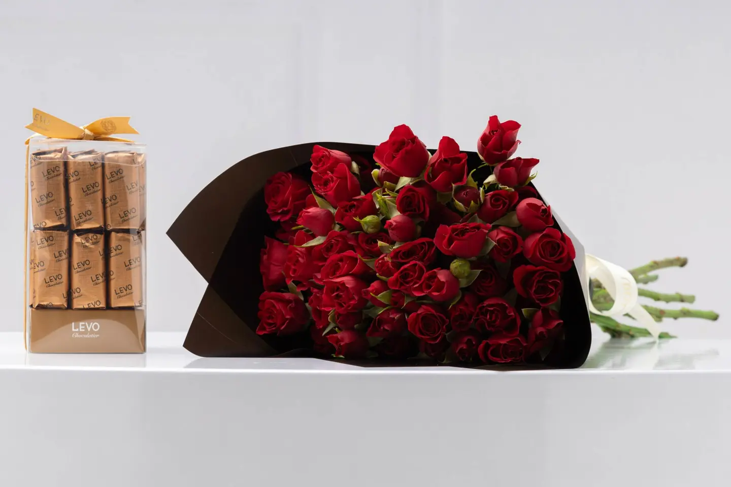 بوكيه ورد اشراقة الأحمر مع شوكولاتة ليفو – جوري فاخر