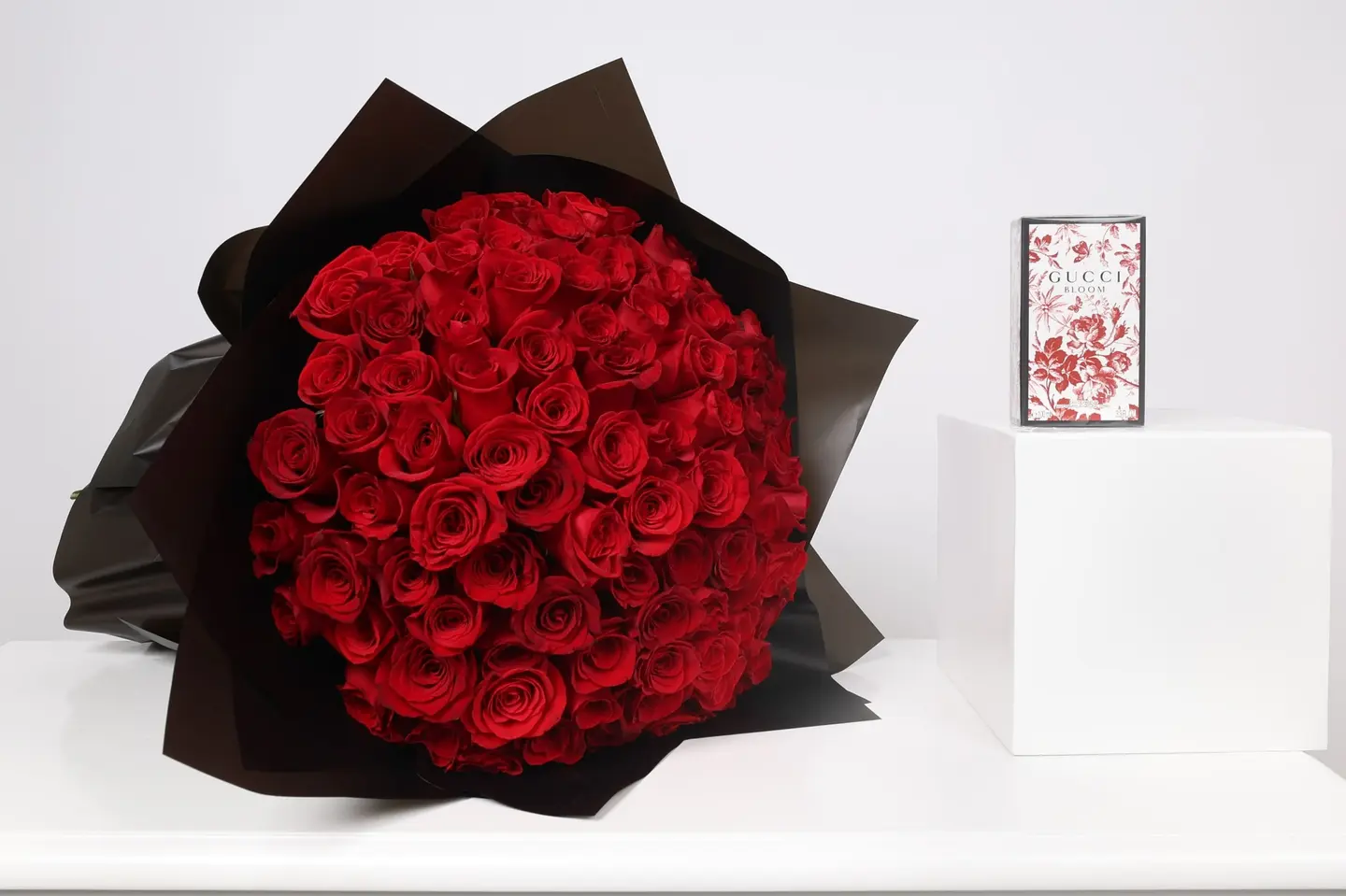 بوكيه فلاورد الجوري الأحمر مع عطر جوتشي بلوم – فلاورد روزيتا