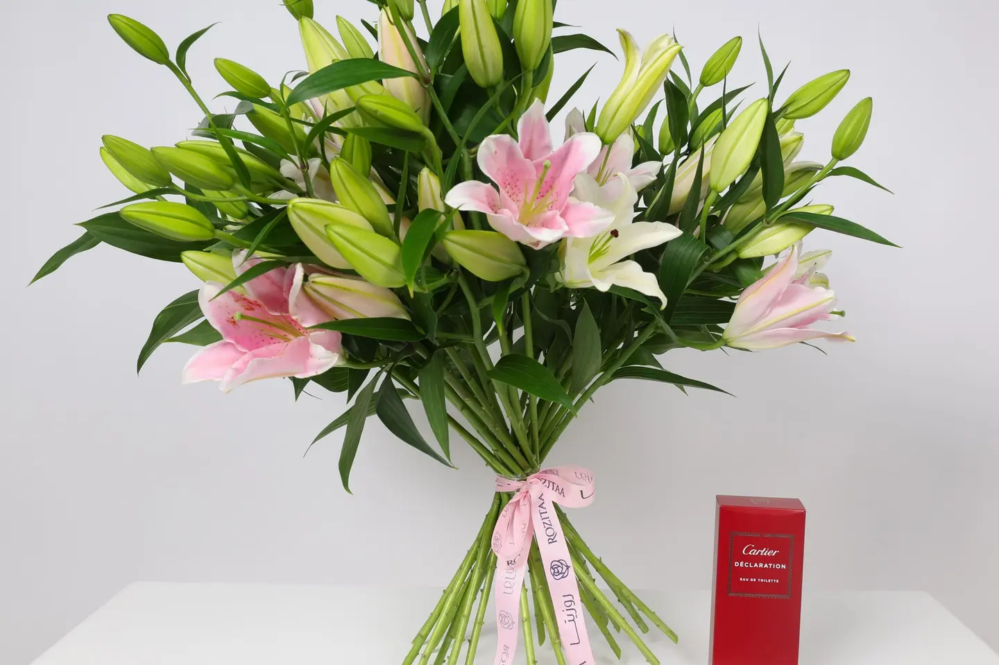 بوكيه ورد ليلي مع عطر كارتير ديكلاريشن – أزهار ناعمة