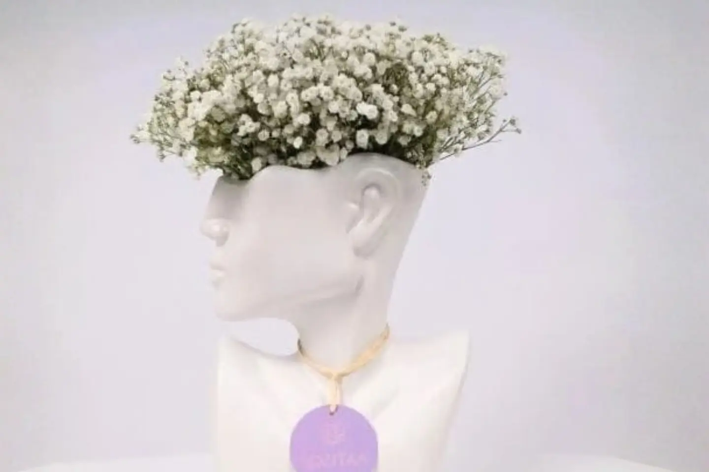 فازة ورد مجسم بساطة – زهور ملونة