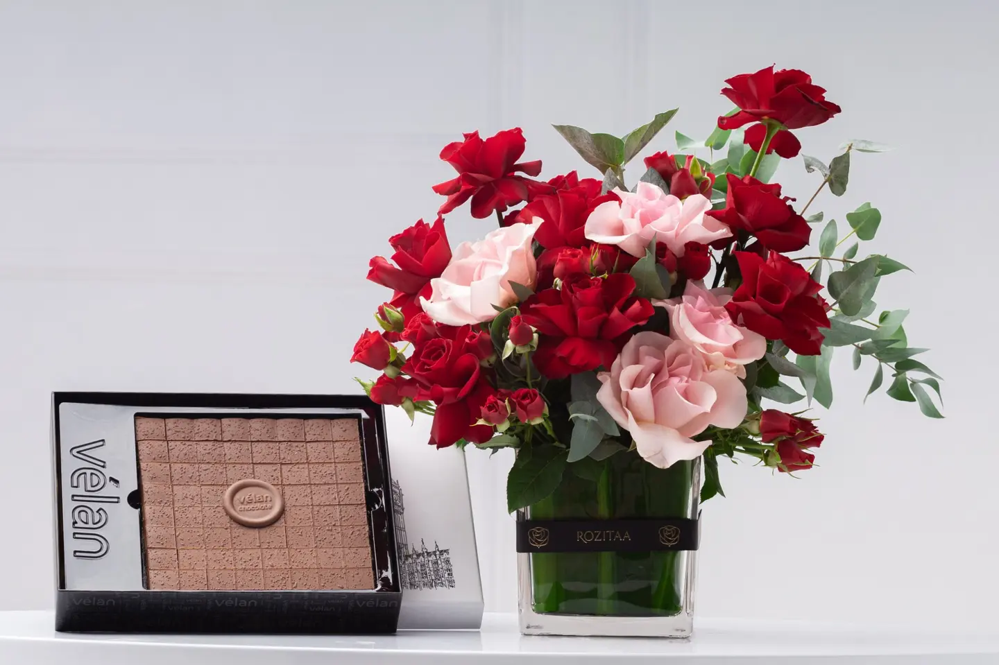 فازة ورد روعة الجوري مع شوكولاتة – جوري أحمر