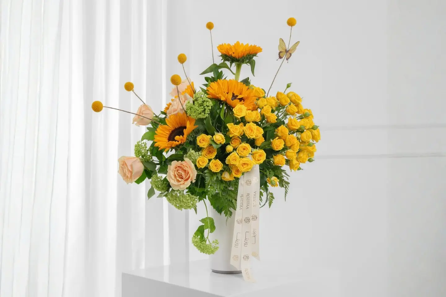 فازة ورد لمسة فراشة ذهبية – ألوان ناعمة