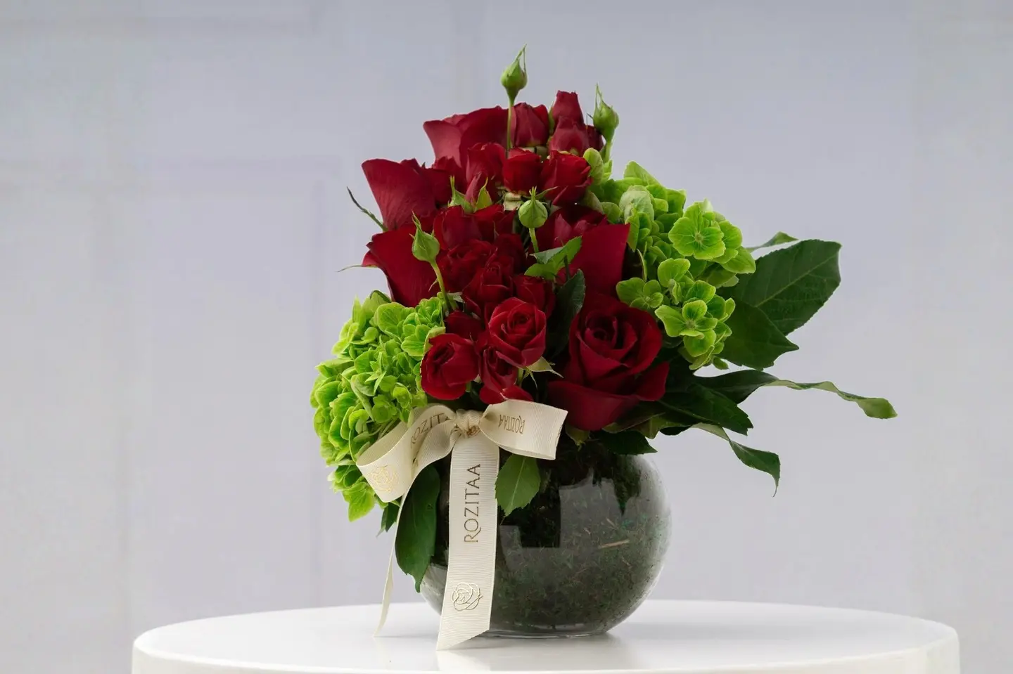 Elegant Red Flowerd Vase – Premium Red Roses