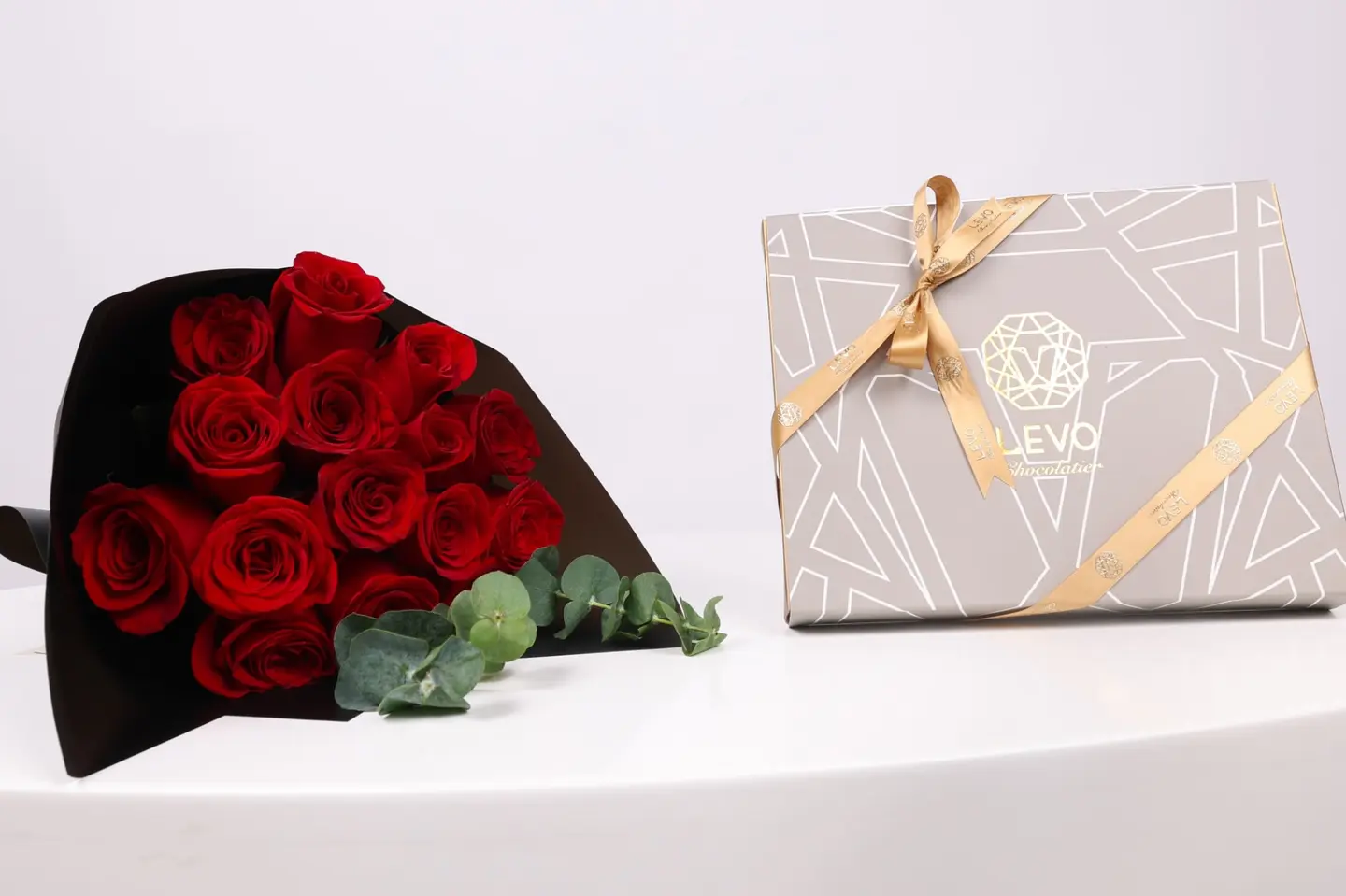 سلة ورد جوري أحمر مع شوكولاتة –ليفو