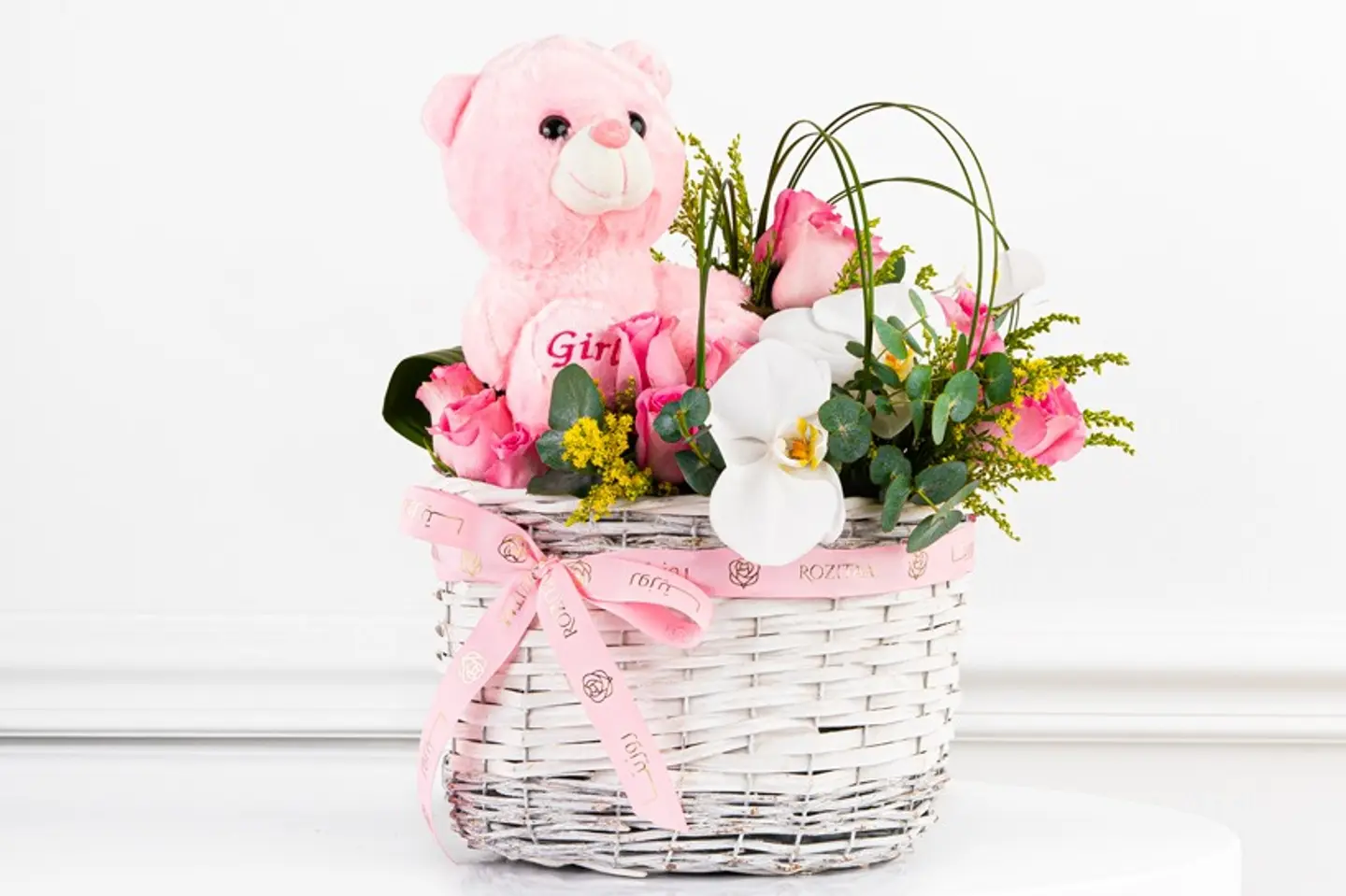 سلة ورد مولودتنا الجديدة – زهور بيضاء