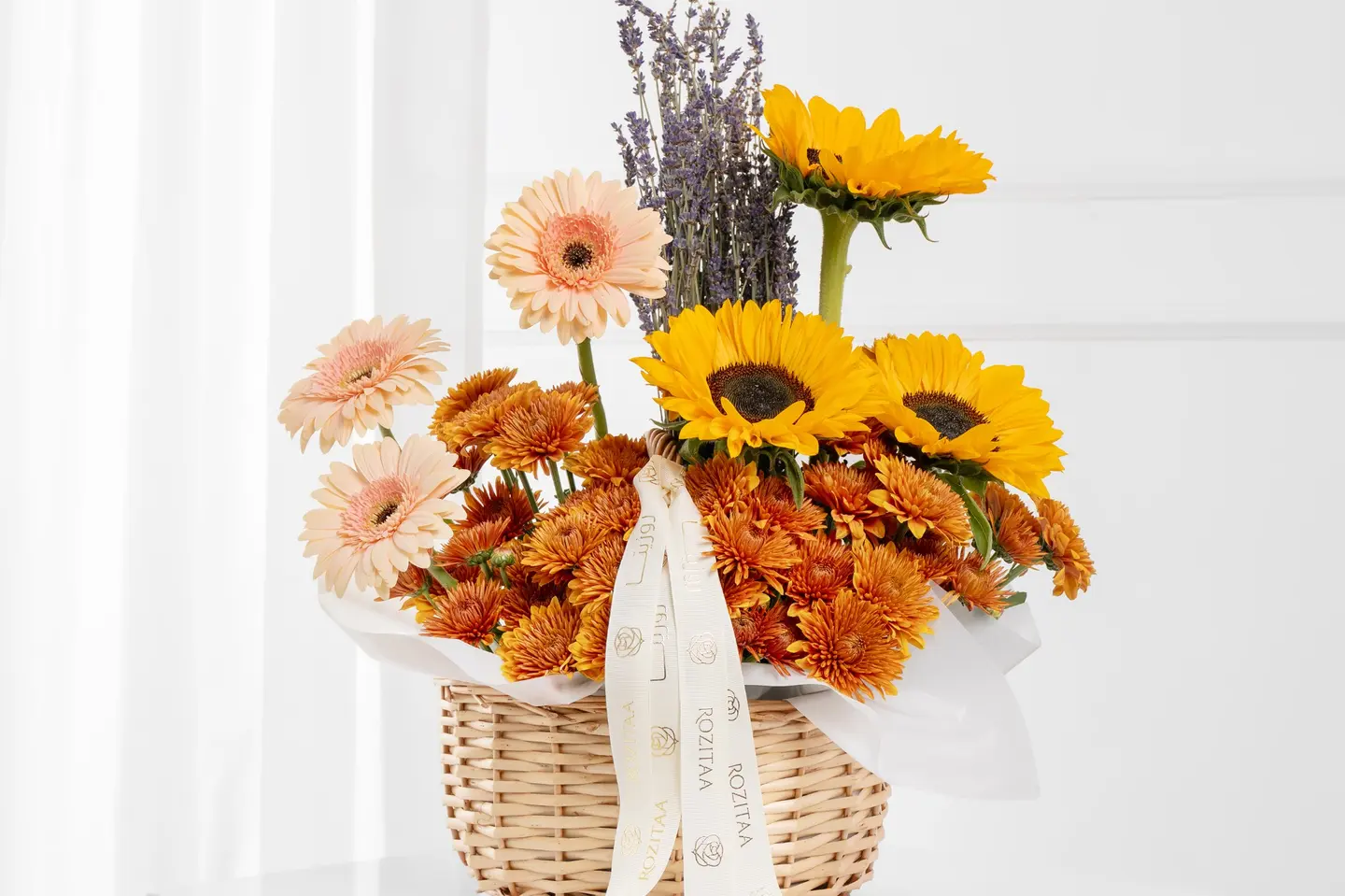 سلة ورد دفء الطبيعة – زهور بيضاء