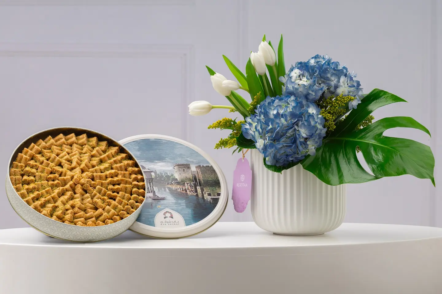 فازة ورد رقة الأزهار مع شوكولاتة وكاجو – باب شرقي