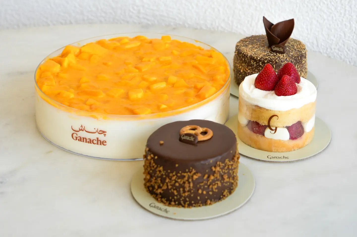 كيكة مانجو كبيرة مع كيكة صغيرة