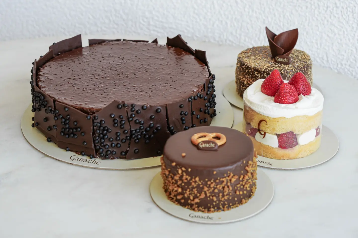 كيكة شوكولاتة مقرمشة كبيرة مع كيكة صغيرة