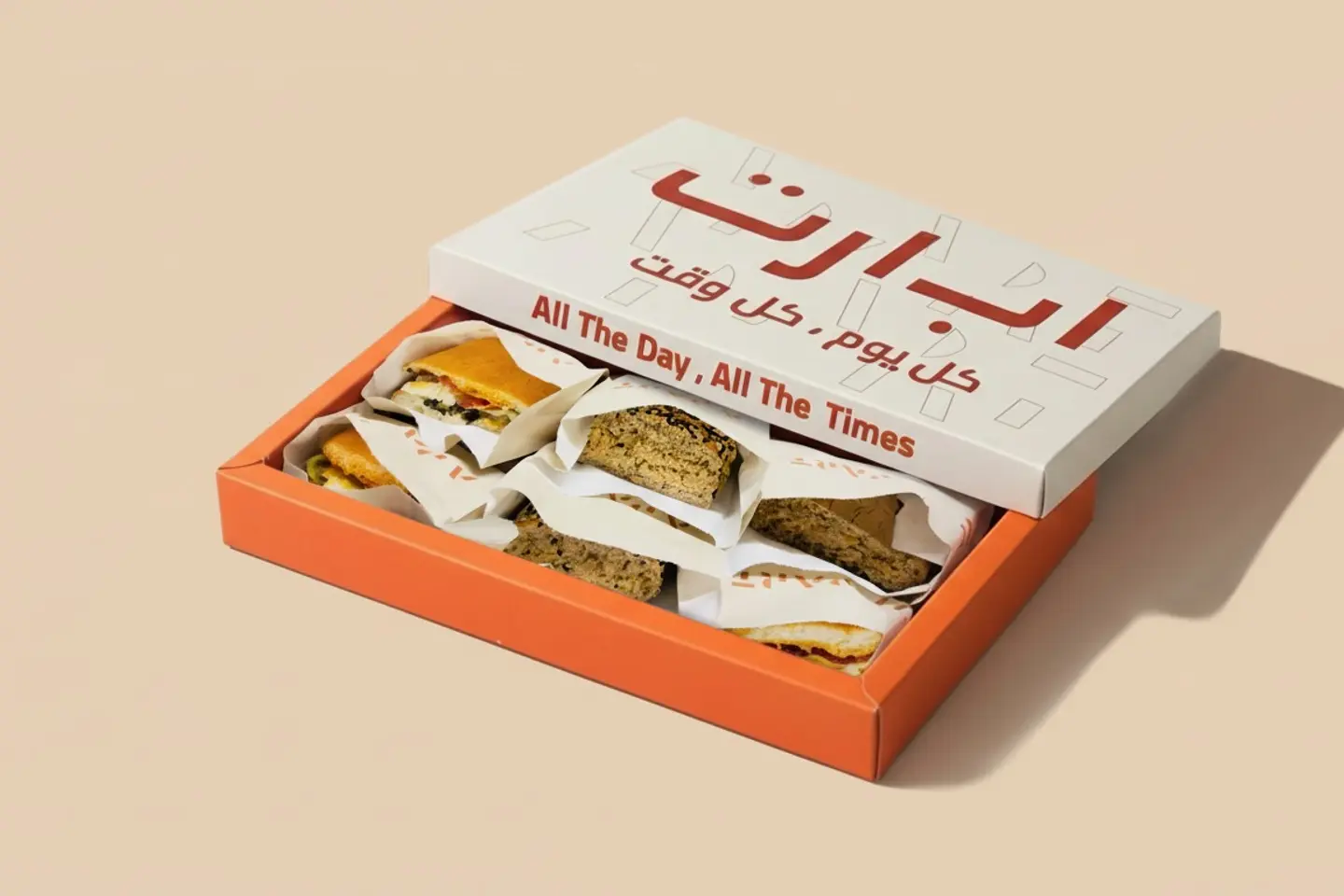 شطائر علبة تحتوي على قط