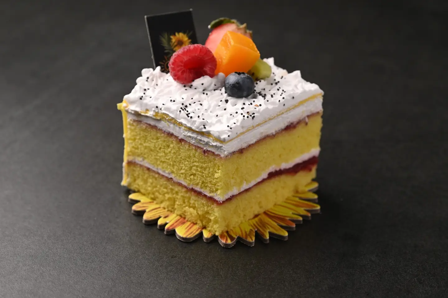 قطعة كيك الليمون والفواكه