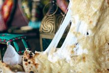 خبز نان بالجبنة
