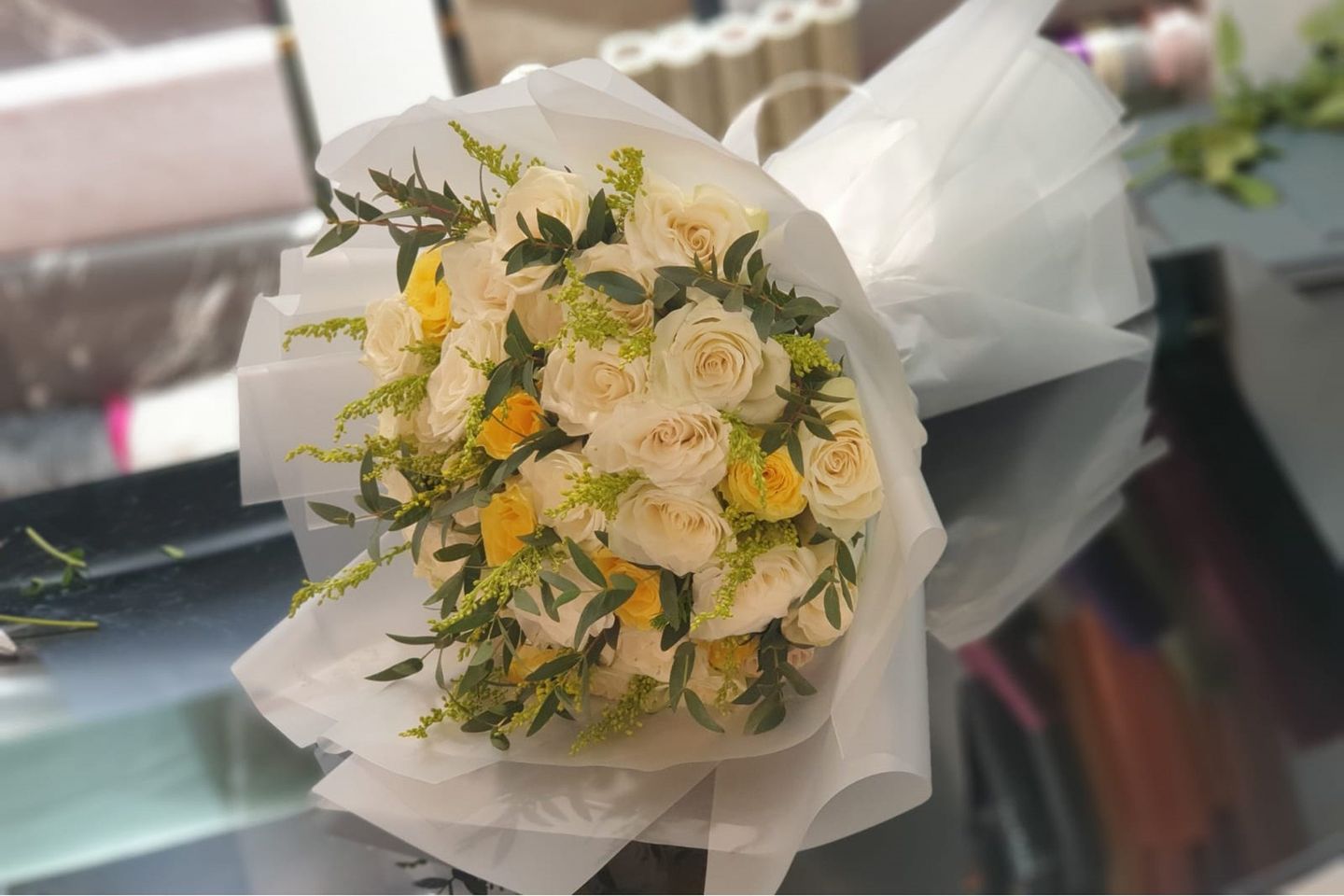 باقة ورد أبيض وأصفر