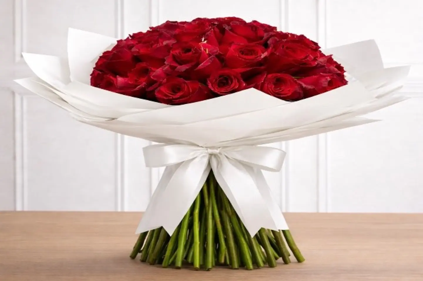 باقة ٤٠ وردة حمراء روز بتغليف أبيض