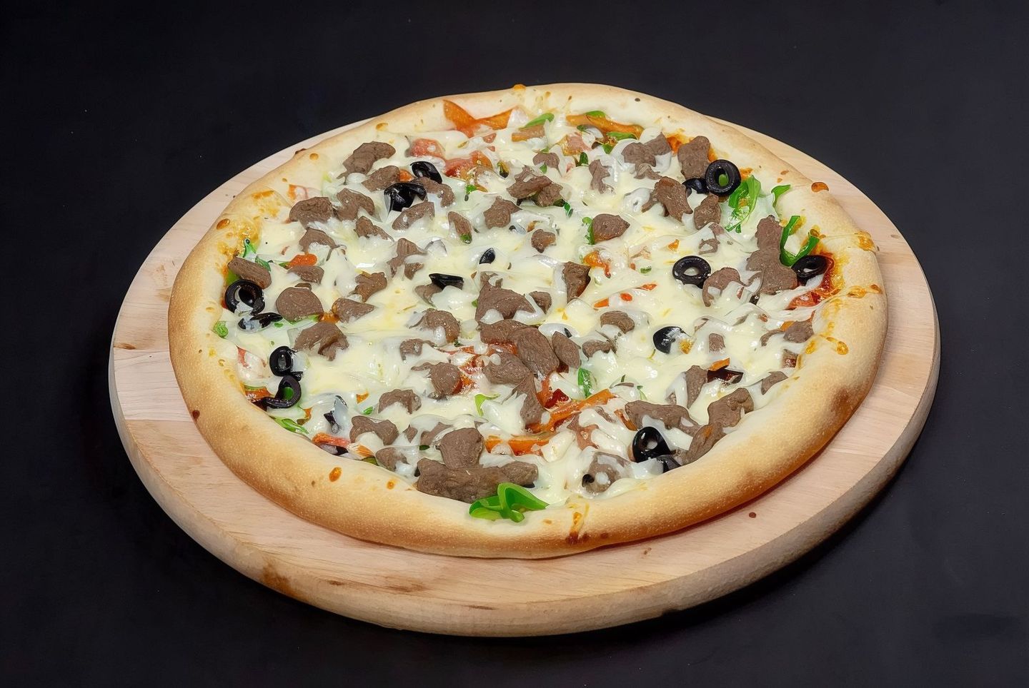 بيتزا قطع لحم حجم كبير