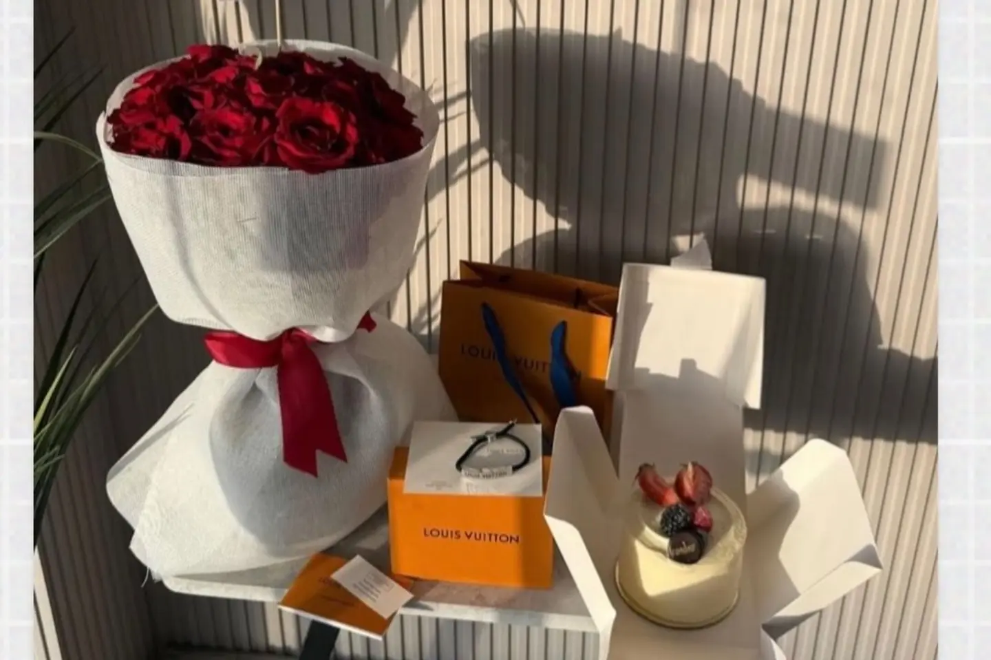 سواره رجالية نسائية الاكثر طلب معى كيكه لذيذه ورد احمر وتقدر تحط ملاحضه اذ تبي تغير لون الورد او اضافه كرت