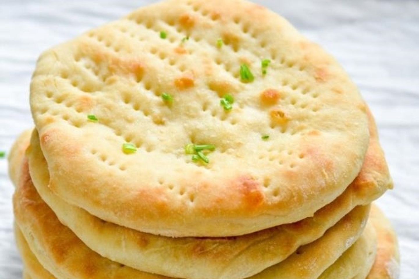 خبز باكستاني مع سمن وسمسم