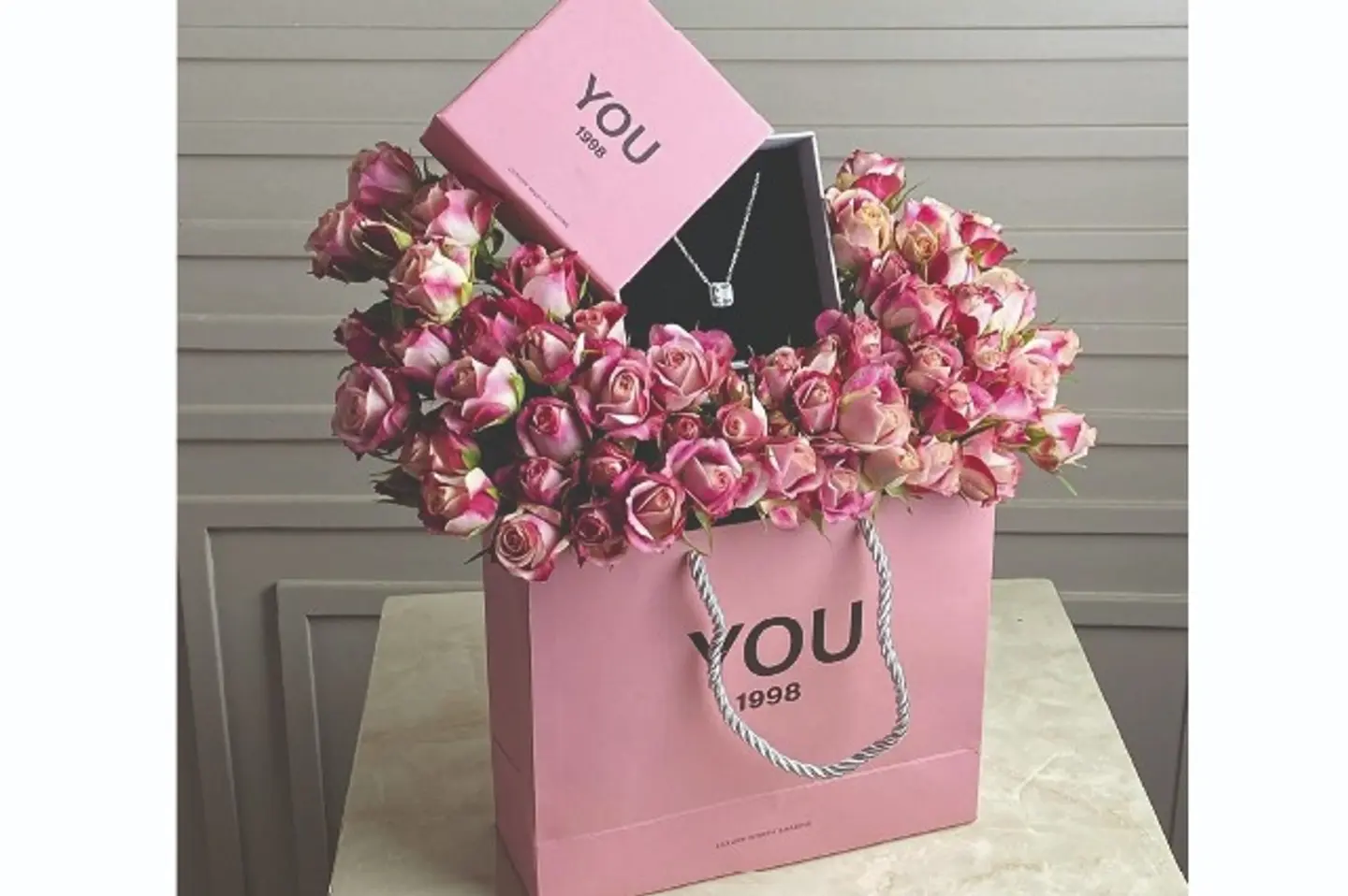 سلسال يو مع ورد وردي