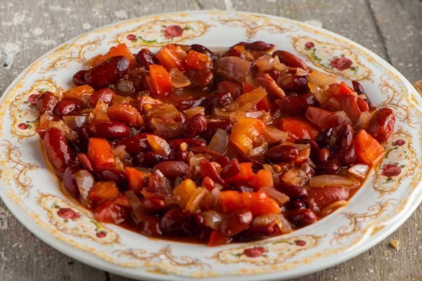 Beans With Tomatoes And Hummus