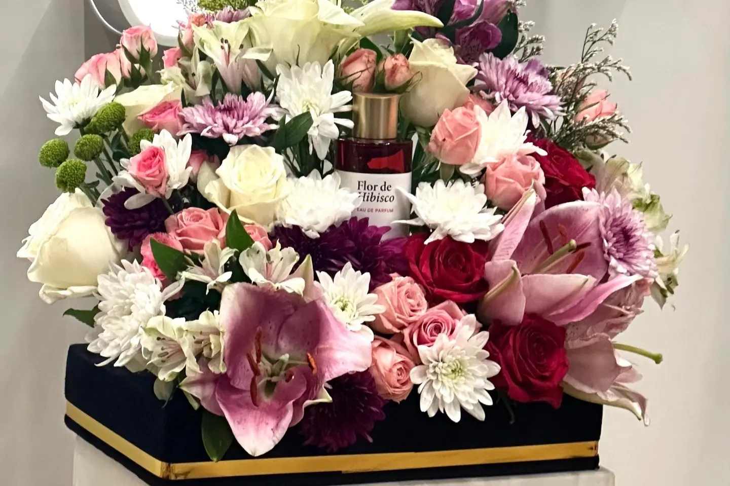 عطر فلور دي هيبيسكو منسق مع الورد الطبيعي