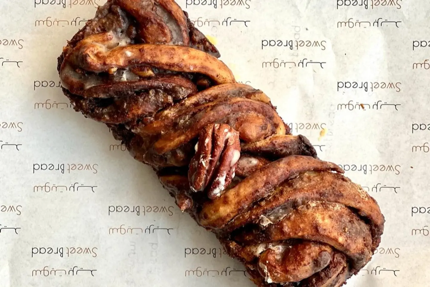 لفائف البيكان والقرفة المضفرة