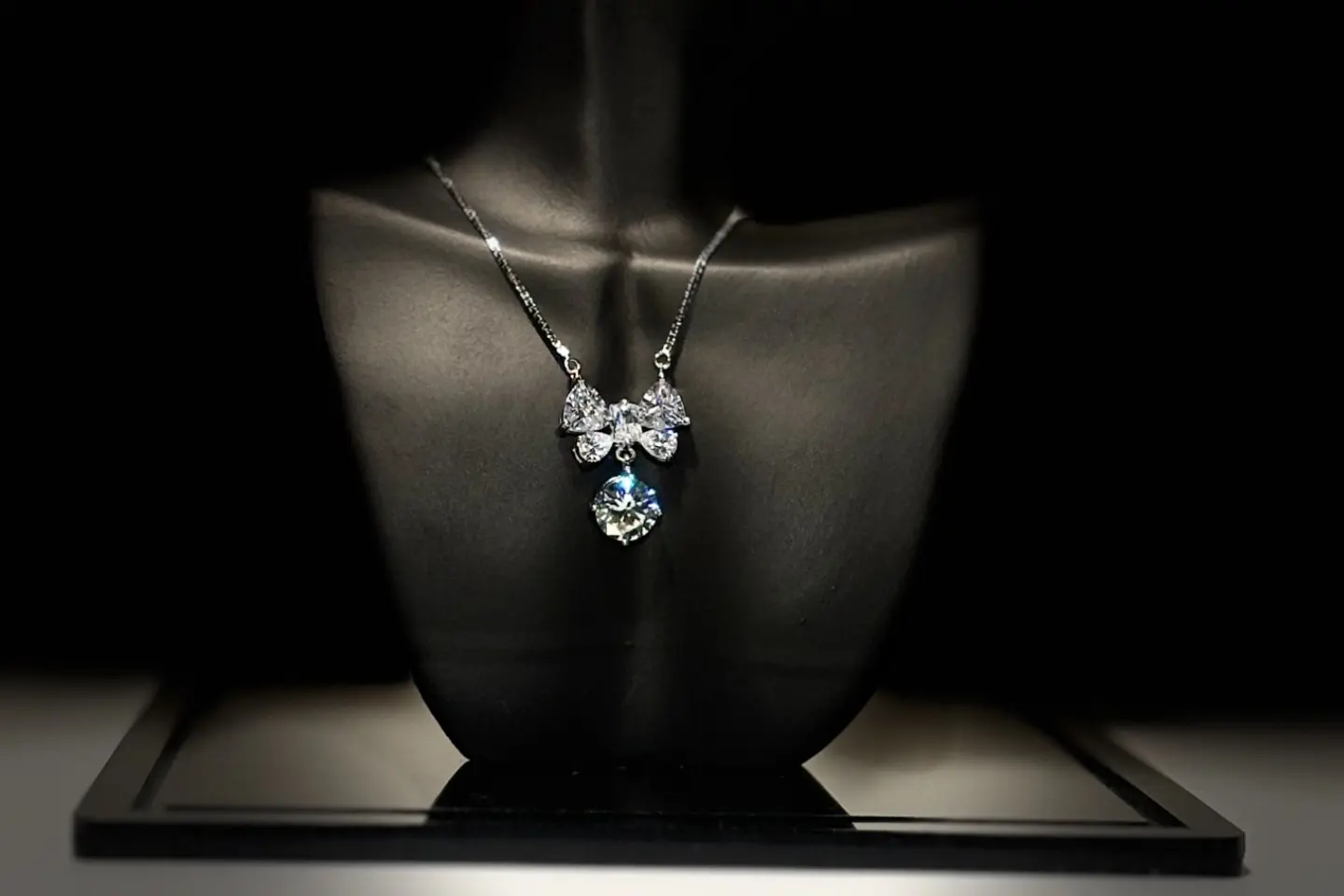 قلادة الفيونكة الراقصة من الفضة عيار ٩٢٥ مرصعة بحجر المويسانتي اللامع تأتي في صندوق هدايا أكريليك فاخر