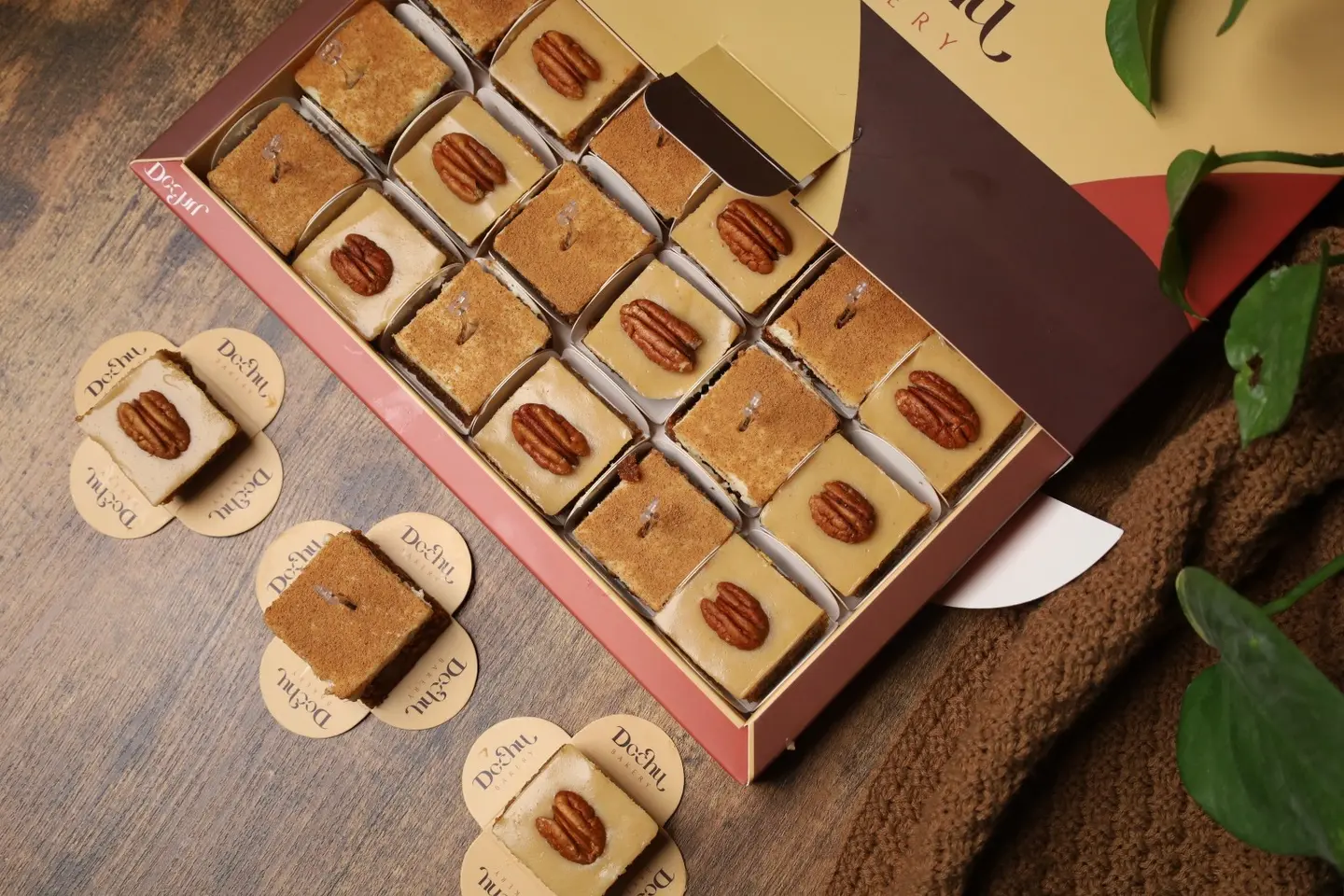 تشيز السينابون مع قطع البيكان وتشيز التمر المحموس - وسط اثنا عشر قطعة