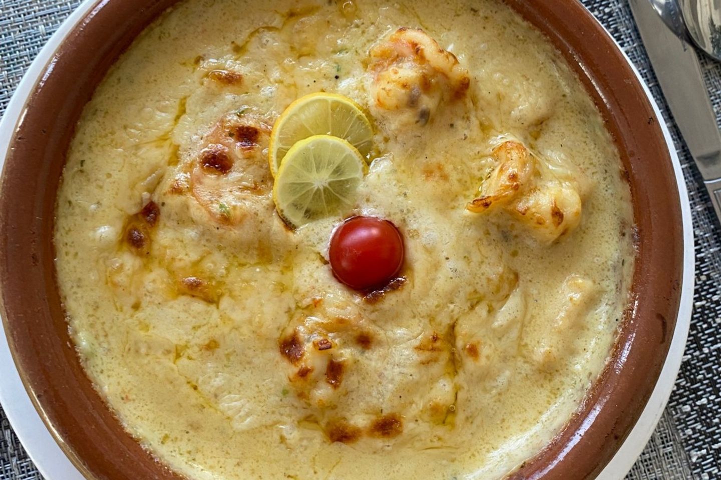 طاجن مأكولات بحريه بالكريمه