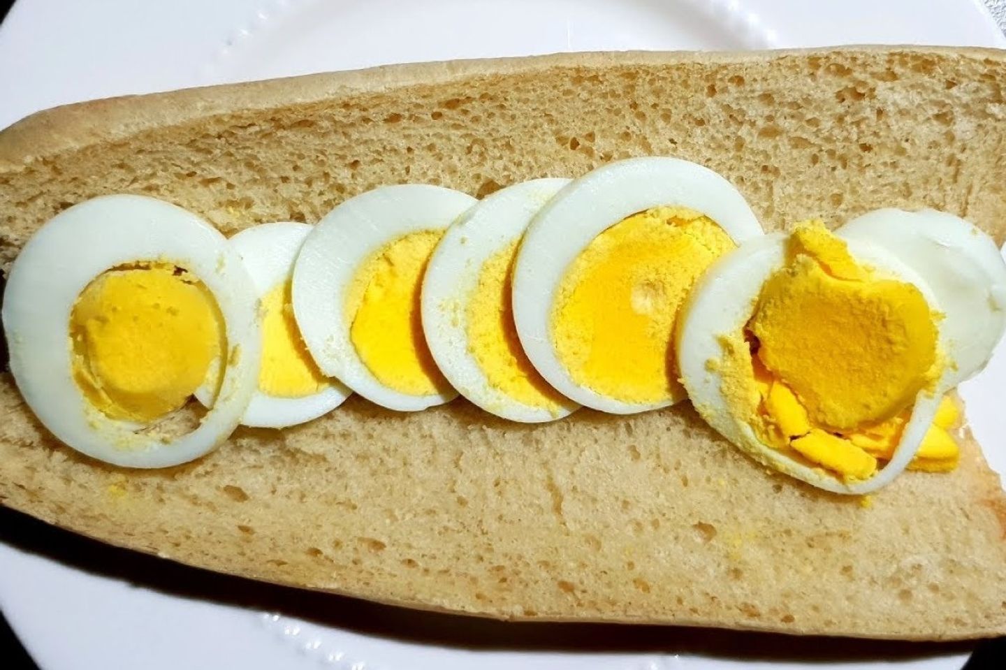 ساندوتش بيض مسلوق