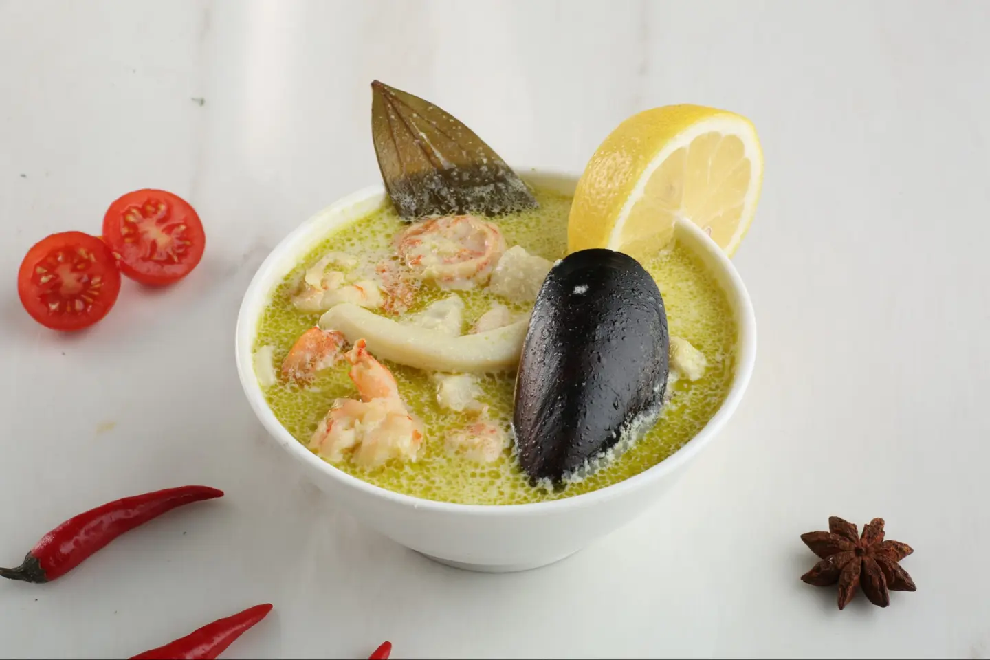 شوربة ثمار البحر والأعشاب والكريمة