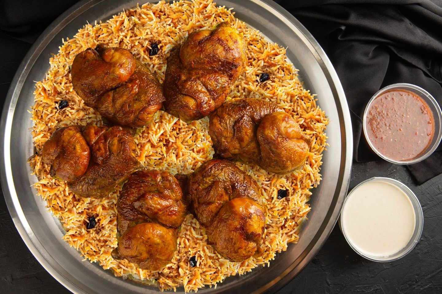 صحن 3 دجاج عالسيخ كامل مع ارز احمر