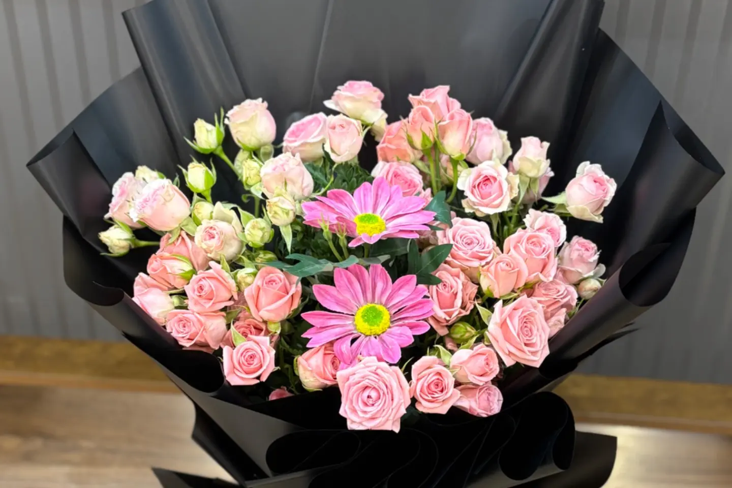 باقه ورد بيبي روز تغليف اسود