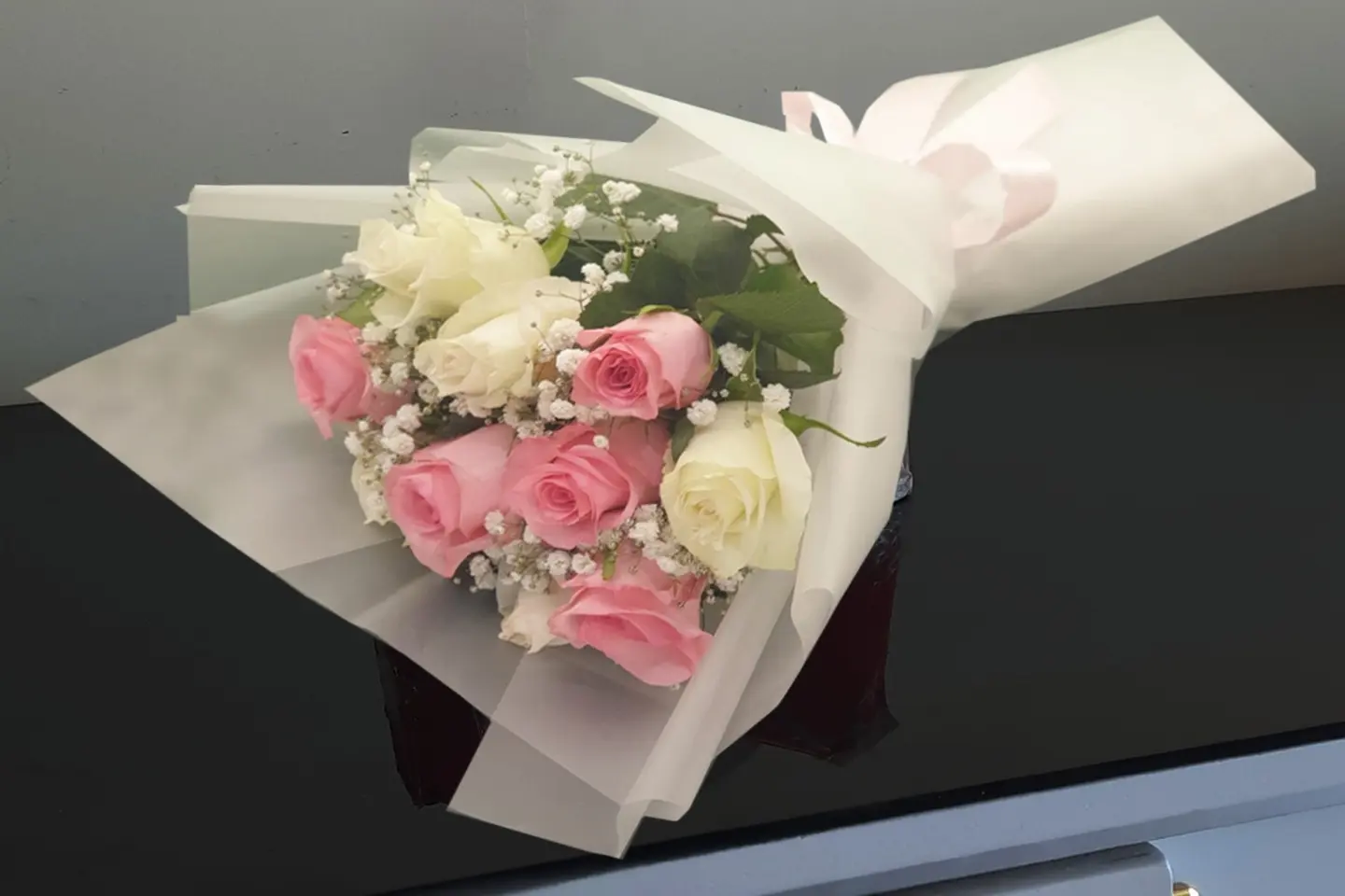 باقة ورد وردي وأبيض صغيرة