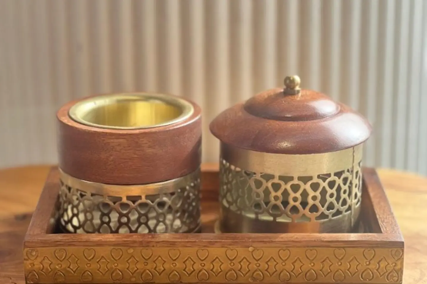 طقم مبخرة وصندوق باللون الذهبي