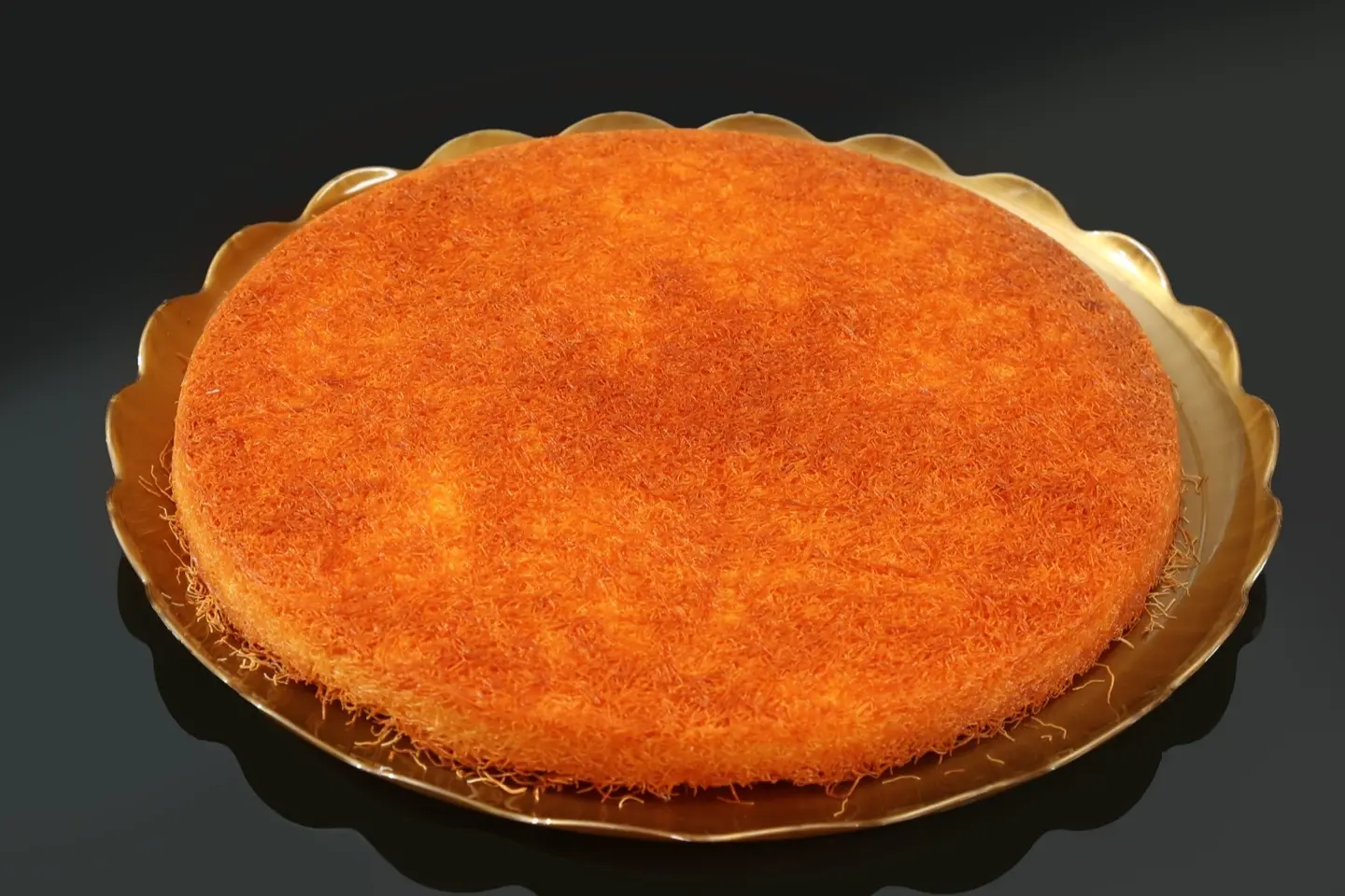 Medium Circular Stuffed With Cream And Pistachio