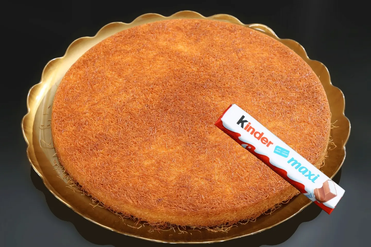 Medium Circular Stuffed With Cream And Kinder