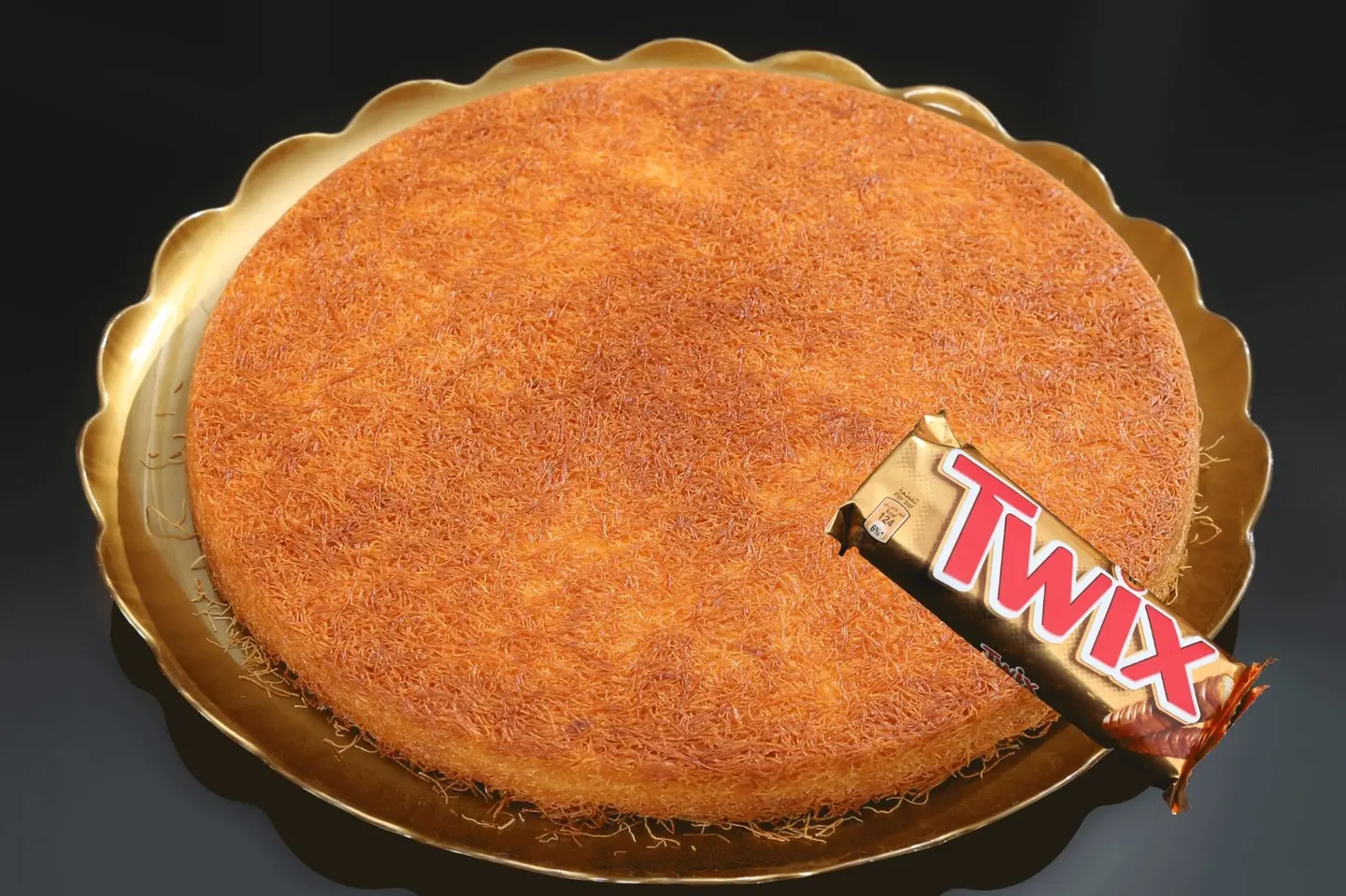 Medium Circular Stuffed With Cream And Twix