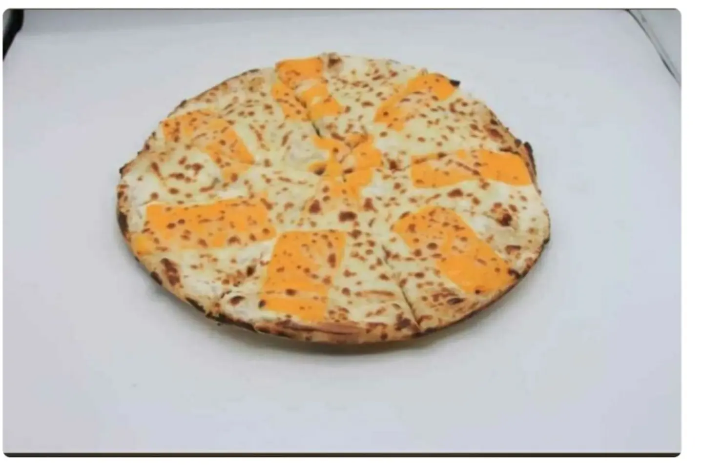 بيتزا الاجبان الثلاثة